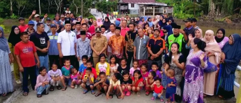Jalan Rusak Puluhan Tahun Kini Mulus, Warga Barru Gelar Syukuran