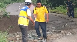 Demi keselamatan warga, Pemkab Barru bergerak cepat memperbaiki jalan berlubang yang selama ini dikeluhkan masyarakat.
Langkah ini dilakukan untuk menekan risiko kecelakaan dan memastikan aktivitas warga tetap aman dan lancar.