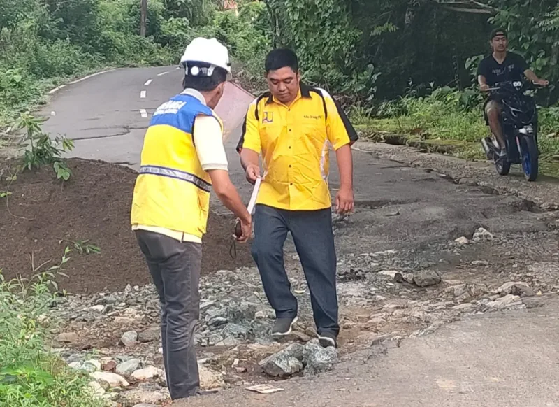 Demi keselamatan warga, Pemkab Barru bergerak cepat memperbaiki jalan berlubang yang selama ini dikeluhkan masyarakat.
Langkah ini dilakukan untuk menekan risiko kecelakaan dan memastikan aktivitas warga tetap aman dan lancar.