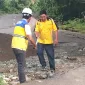Demi keselamatan warga, Pemkab Barru bergerak cepat memperbaiki jalan berlubang yang selama ini dikeluhkan masyarakat.
Langkah ini dilakukan untuk menekan risiko kecelakaan dan memastikan aktivitas warga tetap aman dan lancar.