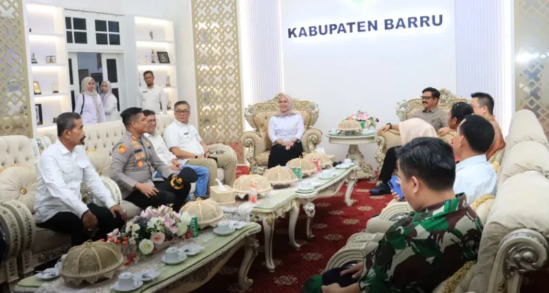 Mantan Panglima TNI Marsekal TNI (Purn) Hadi Tjahjanto mengapresiasi Kapolres Barru AKBP Ananda Fauzi Harahap atas perannya mempromosikan potensi wisata Kabupaten Barru melalui media sosial. 
