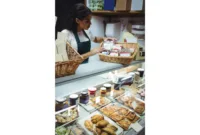 Ilustrasi wanita berjualan di minimarket ( Freepik/ wavebreakmedia_micro)