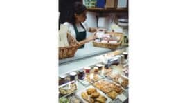 Ilustrasi wanita berjualan di minimarket ( Freepik/ wavebreakmedia_micro)