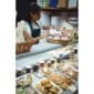 Ilustrasi wanita berjualan di minimarket ( Freepik/ wavebreakmedia_micro)