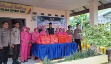 Ramadhan Berkah, Polsek Soppeng Riaja Bagi Takjil untuk Pengendara di Barru