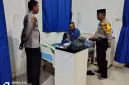 Kapolsek bersama jajaran hadir langsung menjenguk warga yang tengah menjalani perawatan.