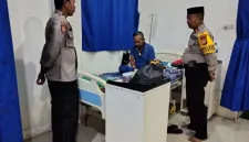 Kapolsek bersama jajaran hadir langsung menjenguk warga yang tengah menjalani perawatan.