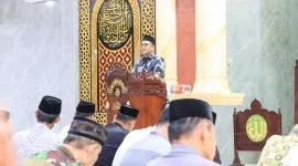 Kapolres Barru menyampaikan pesan kamtibmas dari mimbar tarawih di Masjid Al-Jawahir 