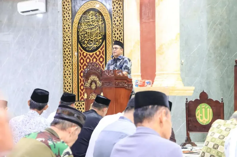 Kapolres Barru menyampaikan pesan kamtibmas dari mimbar tarawih di Masjid Al-Jawahir 