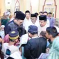 Kapolres Barru mengajak warga untuk tidak mudah terprovokasi isu online usai salat tarawih di Desa Lipukasi.