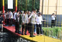 Tak ingin warga menyeberang sungai berbahaya, Polisi swadaya bangun Jembatan Gantung Barru. Kini resmi dibuka Kapolda Sulsel. 