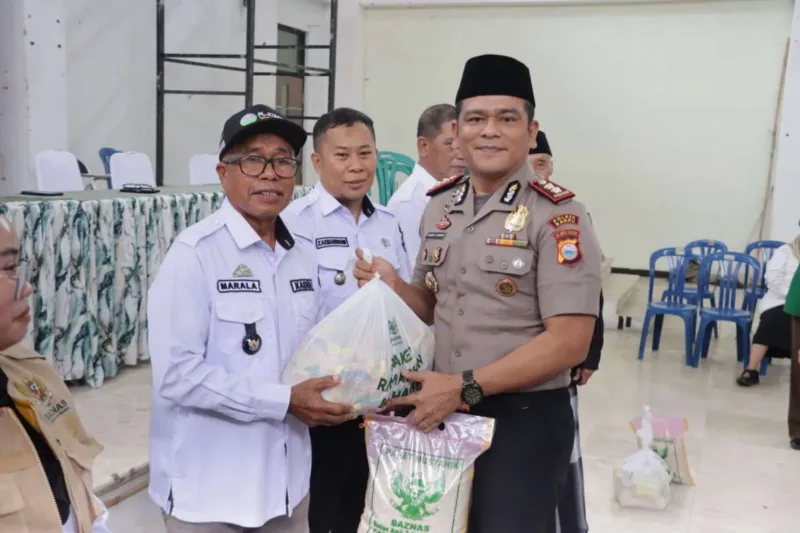 Kapolres Barru Ikut Lepas Paket Sembako BAZNAS untuk Warga Jelang Idul Fitri