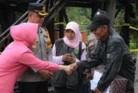 Tersentuh Kebakaran di Lasitae, Kapolres Barru Datangi Korban dan Beri Bantuan