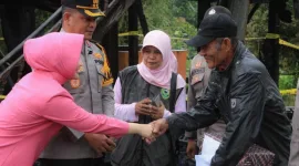 Tersentuh Kebakaran di Lasitae, Kapolres Barru Datangi Korban dan Beri Bantuan