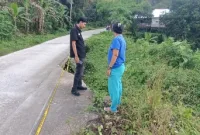 Warga setempat, Nur Eni, menunjukkan kondisi jalan yang amblas (Foto: Dok. Redaksiku.com).