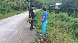 Warga setempat, Nur Eni, menunjukkan kondisi jalan yang amblas (Foto: Dok. Redaksiku.com).