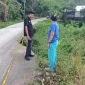 Warga setempat, Nur Eni, menunjukkan kondisi jalan yang amblas (Foto: Dok. Redaksiku.com).