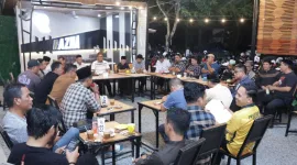 Kapolres Barru dan Wartawan Ngopi Bareng di Razha Cafe Barru Usai Salat Tarawih