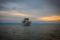 Simak jadwal kapal Pelni rute Surabaya - Makassar Maret 2026 lengkap harga tiket dan durasi perjalanan terbaru. (Foto: Unsplash)