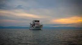 Simak jadwal kapal Pelni rute Surabaya - Makassar Maret 2026 lengkap harga tiket dan durasi perjalanan terbaru. (Foto: Unsplash)