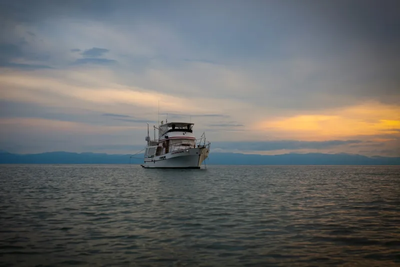 Simak jadwal kapal Pelni rute Surabaya - Makassar Maret 2026 lengkap harga tiket dan durasi perjalanan terbaru. (Foto: Unsplash)
