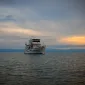 Simak jadwal kapal Pelni rute Surabaya - Makassar Maret 2026 lengkap harga tiket dan durasi perjalanan terbaru. (Foto: Unsplash)