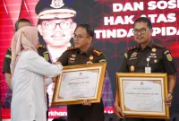 Kajari Barru, Erik Yudistira, saat menerima penghargaan dari Lembaga Perlindungan Saksi dan Korban (LPSK)