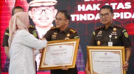 Kajari Barru, Erik Yudistira, saat menerima penghargaan dari Lembaga Perlindungan Saksi dan Korban (LPSK)