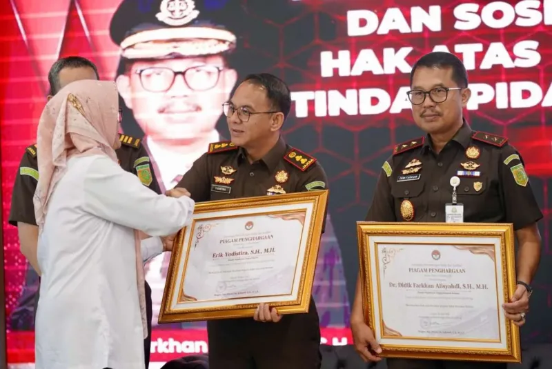 Kajari Barru, Erik Yudistira, saat menerima penghargaan dari Lembaga Perlindungan Saksi dan Korban (LPSK)