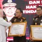 Kajari Barru, Erik Yudistira, saat menerima penghargaan dari Lembaga Perlindungan Saksi dan Korban (LPSK)