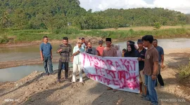 Warga Tolak Tambang Berizin, Minta Tambang Ditutup (Foto: NetralNews.com)