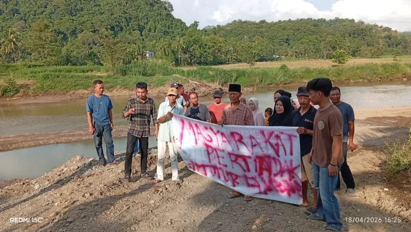 Warga Tolak Tambang Berizin, Minta Tambang Ditutup (Foto: NetralNews.com)