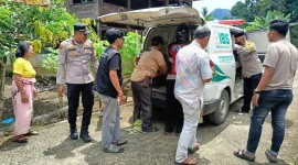 Polisi Humanis Saat Amankan ODGJ di Barru