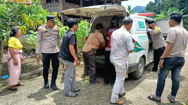 Polisi Humanis Saat Amankan ODGJ di Barru