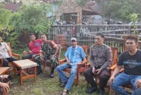 Kapolsek Balusu, Iptu Mustajil, bersama petugas dan warga