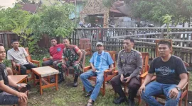 Kapolsek Balusu, Iptu Mustajil, bersama petugas dan warga