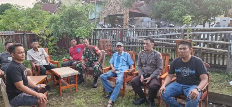 Kapolsek Balusu, Iptu Mustajil, bersama petugas dan warga