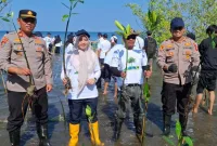 Sinergitas Polri dan Pemerintah Daerah, Penanaman Mangrove dan Bersih Pantai Warnai Peringatan Hari Bumi 2026 di Soppeng Riaja