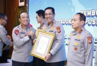 Kapolda Sulsel Irjen Pol. Djuhandhani Rahardjo Puro menerima penghargaan dari Kapolri setelah Polda Sulsel berhasil meraih Peringkat 1 Nasional IKPA 2025 kategori Pagu Besar tingkat Polri.