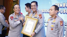 Kapolda Sulsel Irjen Pol. Djuhandhani Rahardjo Puro menerima penghargaan dari Kapolri setelah Polda Sulsel berhasil meraih Peringkat 1 Nasional IKPA 2025 kategori Pagu Besar tingkat Polri.