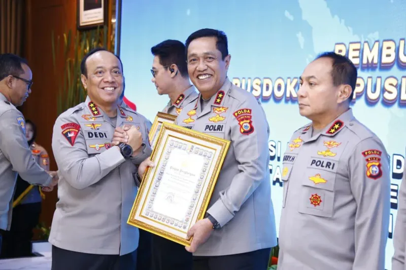 Kapolda Sulsel Irjen Pol. Djuhandhani Rahardjo Puro menerima penghargaan dari Kapolri setelah Polda Sulsel berhasil meraih Peringkat 1 Nasional IKPA 2025 kategori Pagu Besar tingkat Polri.