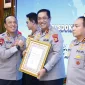Kapolda Sulsel Irjen Pol. Djuhandhani Rahardjo Puro menerima penghargaan dari Kapolri setelah Polda Sulsel berhasil meraih Peringkat 1 Nasional IKPA 2025 kategori Pagu Besar tingkat Polri.