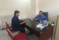 Kepala Kesbangpol Barru, Mohammad Fadly Ramadan Pawae, S.IP., M.Si., bersama Ketua LSM Asura, Erwin. (Foto: Redaksiku.com)
