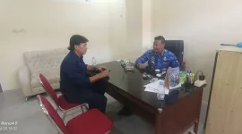 Kepala Kesbangpol Barru, Mohammad Fadly Ramadan Pawae, S.IP., M.Si., bersama Ketua LSM Asura, Erwin. (Foto: Redaksiku.com)