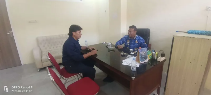 Kepala Kesbangpol Barru, Mohammad Fadly Ramadan Pawae, S.IP., M.Si., bersama Ketua LSM Asura, Erwin. (Foto: Redaksiku.com)