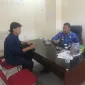 Kepala Kesbangpol Barru, Mohammad Fadly Ramadan Pawae, S.IP., M.Si., bersama Ketua LSM Asura, Erwin. (Foto: Redaksiku.com)