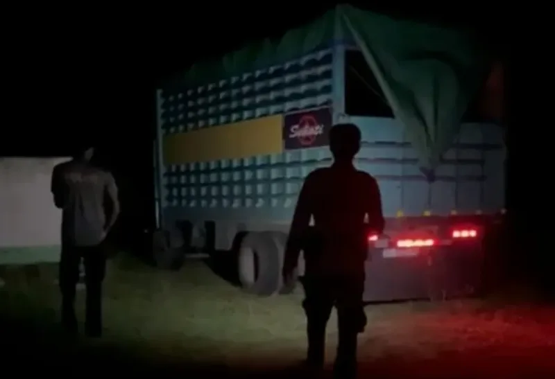 (Foto Istimewa) Detik-detik Lampu Mobil Barang Bukti Menyala di Mapolsek Tanete Rilau, Barru