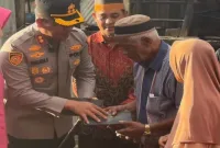 Kapolres Barru saat memberikan dukungan moril kepada korban. (Foto: Istimewa)