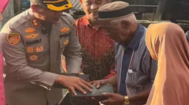 Kapolres Barru saat memberikan dukungan moril kepada korban. (Foto: Istimewa)