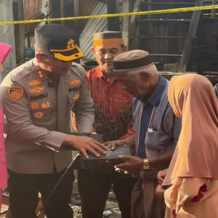 Kapolres Barru saat memberikan dukungan moril kepada korban. (Foto: Istimewa)